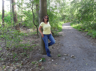 Freizügig auf dem Waldweg