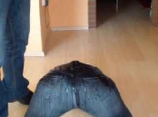 Frech auf den Jeans Arsch Gepisst