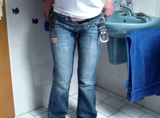 Hier für eine jeanspiss fans mal wieder ein heissses video voll in die jeans mit den söckchen voll in der fütze schuhe socken alles nass heiss..viel spass euch damit